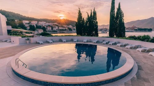 Aminess Younique Liburna Hotel - Družinska jesen na Korčuli, Korčula, Dalmacija, Hrvaška - 268 EUR - 2x nočitev v dvoposteljni Superior sobi z balkonom za 2 osebi (1 otrok do 9,99 let brezplačno), Polpenzion