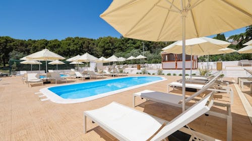 Apartmaji Medena - Last minute poletje s polpenzionom v Trogirju za 4 osebe, Donji Seget, Trogir, Dalmacija, Hrvaška - 529 EUR - 2x nočitev v Superior apartmaju B (4+1) za 4 odrasle osebe (1otrok do 11,99 let brezplačno), Polpenzion