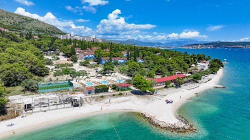 Apartmaji Medena - Last minute poletje s polpenzionom v Trogirju za 4 osebe, Donji Seget, Trogir, Dalmacija, Hrvaška - 819 EUR - 3x nočitev v Superior seaside apartmaju B (4+1) za 4 odrasle osebe (1otrok do 11,99 let brezplačno), Polpenzion