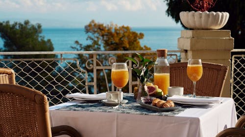 Hotel Lovran - Last minute poletni oddih v Lovranu med tednom, Lovran, Hrvaška - 120 EUR - 1x nočitev v dvoposteljni Standard sobi s pogledom na ulico za 2 osebi (1 otrok do 6,99 let brezplačno), Samopostrežni zajtrk