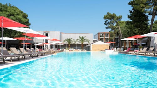 Hotel Pelegrin Plava Laguna - Poletje v prenovljenem hotelu v Istri, Umag, Istra, Hrvaška - 516 EUR - 2x nočitev v Classic sobi z balkonom (stran park) za 2 osebi (1. otrok do 11,99 let in 2. otrok do 4,99 let brezplačno), Polpenzion