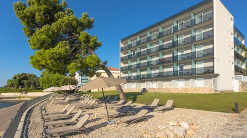 Villas Arausana & Antonina - Začetek in konec poletja ob morju, Vodice, Dalmacija, Hrvaška - 292 EUR - 2x nočitev v dvoposteljni sobi z balkonom (morska stran) za 2 osebi (1 otrok do 11,99 let in 2. otrok do 2,99 let brezplačno), Polpenzion