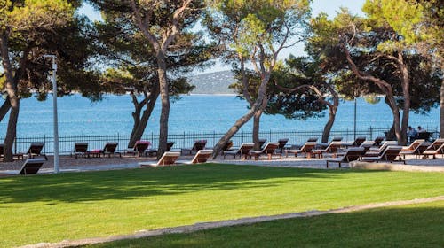 Villas Arausana & Antonina - Oddih v Vodicah ob morju, Vodice, Dalmacija, Hrvaška - 245 EUR - 2x nočitev v dvoposteljni sobi z balkonom (morska stran) za 2 osebi (1 otrok do 11,99 let in 2. otrok do 2,99 let brezplačno), Polpenzion