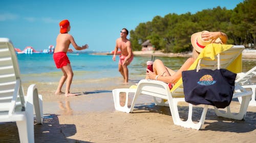 Pine Beach Pakoštane - Družinski all inclusive light oddih s športom in naravo, Pakoštane, Dalmacija, Hrvaška - 727 EUR - 3x nočitev v Comfort bungalovu (brez elektrike) za 3 osebe (2 otroka do 3,99 let brezplačno), All inclusive light