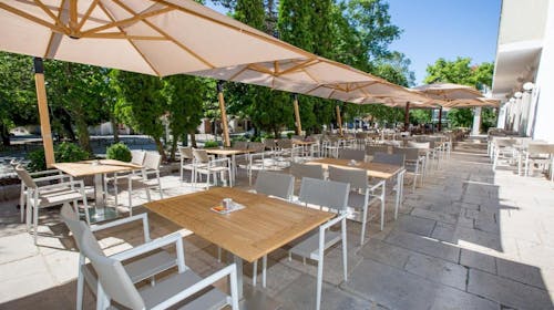 Hotel Onogošt - Doživite lepote Nikšića, Nikšić, Črna gora - 89 EUR - 1x nočitev v Deluxe dvoposteljni sobi z ločeno ali združeno kraljevsko posteljo in pogledom na mesto za 2 osebi, Zajtrk