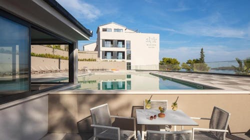 Aminess Alfir Hotel - Konec poletja na Korčuli, Korčula, Dalmacija, Hrvaška - 328 EUR - 2x nočitev v Premium suiti z balkonom za 2 osebi (2 otroka do 9,99 let brezplačno), Polpenzion z vključeno pijačo ob večerji