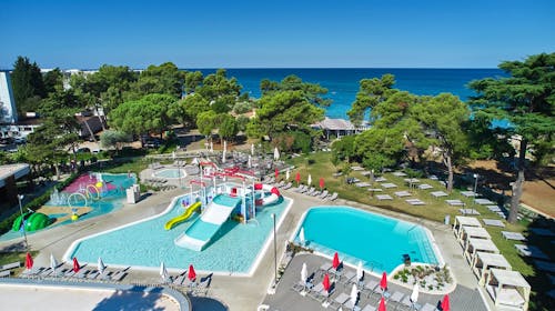 Hotel Sipar Plava Laguna - Družinski poletni oddih ob plaži, Umag, Istra, Hrvaška - 1129 EUR - 5x nočitev v dvoposteljni Superior sobi s pomožnim ležiščem in z balkonom (stran park) za 2 osebi (1 otrok do 11,99 let in 1 otrok do 4,99 let brezplačno), Polpenzion