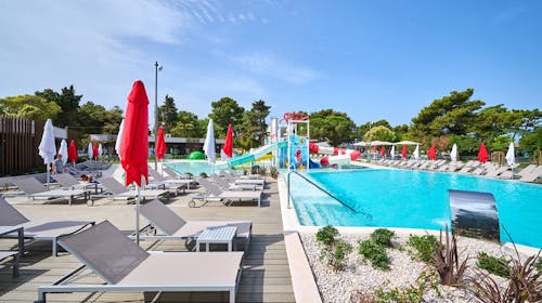 Hotel Sipar Plava Laguna - Družinski konec poletja ob plaži, Umag, Istra, Hrvaška - 508 EUR - 3x nočitev v dvoposteljni Superior sobi s pomožnim ležiščem in z balkonom (stran park) za 2 osebi (1 otrok do 11,99 let in 1 otrok do 4,99 let brezplačno), Polpenzion