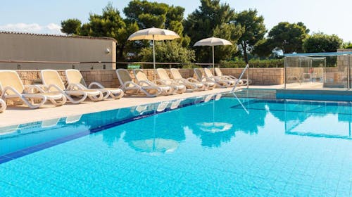 Aminess Vival Casa Velaris - Poletje na Braču za družine, Supetar, otok Brač, Dalmacija, Hrvaška - 737 EUR - 4x nočitev v dvoposteljni Comfort sobi z balkonom za 2 osebi (1 otrok do 9,99 let brezplačno), Polpenzion
