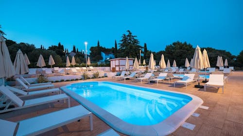 Apartmaji Medena - Last minute poletje s polpenzionom v Trogirju, Donji Seget, Trogir, Dalmacija, Hrvaška - 699 EUR - 5x nočitev v Superior apartmaju A (2+1) za 2 odrasli osebi (1 otrok do 11,99 let brezplačno), Polpenzion