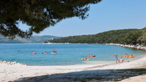 Apartmaji Medena - Last minute poletje s polpenzionom v Trogirju, Donji Seget, Trogir, Dalmacija, Hrvaška - 1049 EUR - 5x nočitev v Superior seaside apartmaju A (2+1) za 2 odrasli osebi (1 otrok do 11,99 let brezplačno), Polpenzion