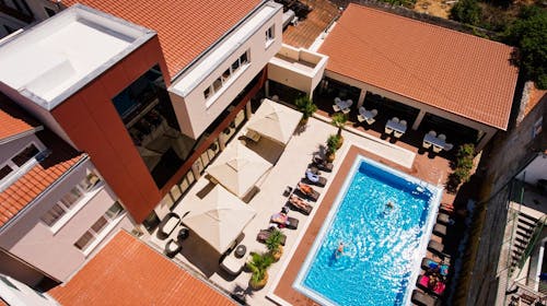 Hotel Borovnik - Družinsko poletje v Dalmaciji - Superior družinska soba, Tisno, otok Murter, Dalmacija, Hrvaška - 264 EUR - 2x nočitev v Superior družinski sobi za 2 osebi (1 otrok do 11,99 let, 1 otrok do 6,99 let in 1 otrok do 1,99 let brezplačno), Polpenzion