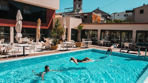Hotel Borovnik - Poletje v Dalmaciji - Standard soba, Tisno, otok Murter, Dalmacija, Hrvaška - 215 EUR - 2x nočitev v dvoposteljni Standard sobi za 2 osebi (1 otrok do 6,99 let in 1 otrok do 1,99 let brezplačno), Polpenzion
