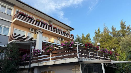 Hotel Riviera - Pobeg v srce narave in Jadranske obale, Starigrad, Paklenica, Dalmacija, Hrvaška - 149 EUR - 2x nočitev v triposteljni sobi za do 3 osebe (3 odrasle osebe ali 2 odrasli in 1 otrok), Zajtrk