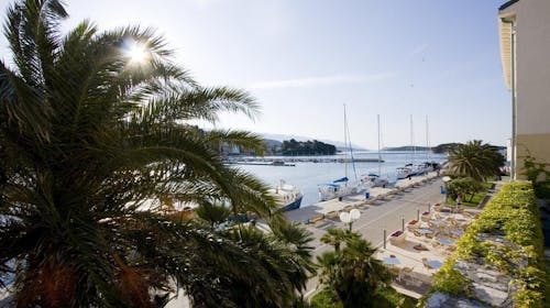 Hotel International - Kratek poletni oddih na Rabu, Rab, Hrvaška - 354 EUR - 2x nočitev v dvoposteljni sobi s pogledom na mesto ali morje (odvisno od razpoložljivosti) za 2 osebi (1 otrok do 6. leta brezplačno), Polpenzion