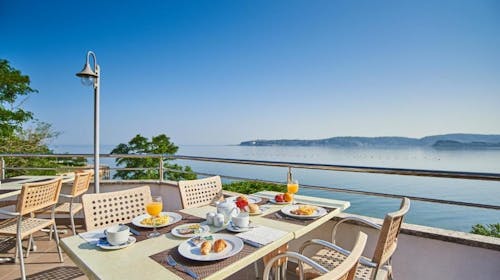 Apartmaji Kanegra Plava Laguna - Poletje v Istri s polpenzionom, Umag, Istra, Hrvaška - 953 EUR - 5x nočitev v Classic apartmaju 2+2 z balkonom park stran za 2 osebi (2 otroka do 4,99 let brezplačno), Polpenzion (zajtrk in večerja)