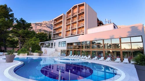 Hotel Horizont - Poletje na makarski rivieri , Baška Voda, Makarska riviera, Dalmacija, Hrvaška - 528 EUR - 2x nočitev v Junior suiti (stran park) za 2 osebi, Polpenzion (samopostrežni zajtrk in večerja)