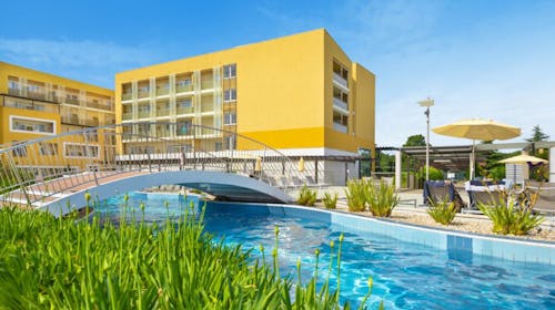 Residence Garden Istra Plava Laguna - Družinski zaključek poletja v Istri, Umag, Istra, Hrvaška - 515 EUR - 3x nočitev v Classic sobi z balkonom (pogled park) za 2 osebi (1 otrok do 11,99 let brezplačno), Polpenzion