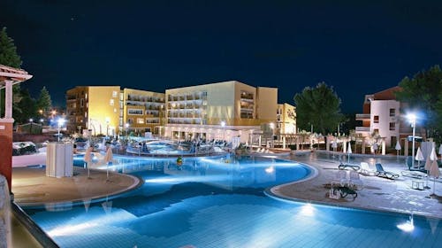 Residence Garden Istra Plava Laguna - Družinski oddih v Istri, Umag, Istra, Hrvaška - 409 EUR - 3x nočitev v Classic sobi z balkonom (pogled park) za 2 osebi (1 otrok do 11,99 let brezplačno), Polpenzion