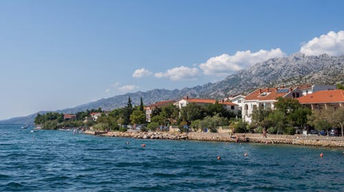 Hotel Riviera - Pobeg v srce narave in Jadranske obale, Starigrad, Paklenica, Dalmacija, Hrvaška - 379 EUR - 5x nočitev v triposteljni sobi za do 3 osebe (3 odrasle osebe ali 2 odrasli in 1 otrok), Zajtrk