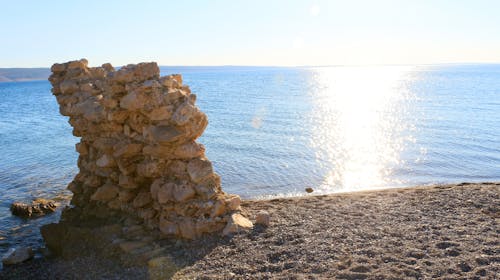 Hotel Riviera - Pobeg v srce narave in Jadranske obale, Starigrad, Paklenica, Dalmacija, Hrvaška - 399 EUR - 5x nočitev v štiriposteljni sobi za do 4 osebe (4 odrasle osebe ali 2 odrasli in 2 otroka brezplačno), Zajtrk