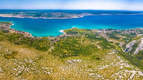Hotel Riviera - Pobeg v srce narave in Jadranske obale, Starigrad, Paklenica, Dalmacija, Hrvaška - 375 EUR - 3x nočitev v triposteljni sobi za do 3 osebe (3 odrasle osebe ali 2 odrasli in 1 otrok), Zajtrk