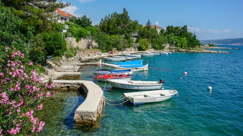 Hotel Riviera - Pobeg v srce narave in Jadranske obale, Starigrad, Paklenica, Dalmacija, Hrvaška - 390 EUR - 3x nočitev v štiriposteljni sobi za do 4 osebe (4 odrasle osebe ali 2 odrasli in 2 otroka brezplačno), Zajtrk