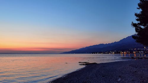 Hotel Riviera - Pobeg v srce narave in Jadranske obale, Starigrad, Paklenica, Dalmacija, Hrvaška - 650 EUR - 5x nočitev v štiriposteljni sobi za do 4 osebe (4 odrasle osebe ali 2 odrasli in 2 otroka brezplačno), Zajtrk