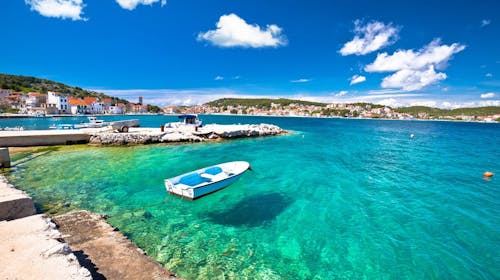 Hotel Borovnik - Družinsko poletje v Dalmaciji - Superior družinska soba, Tisno, otok Murter, Dalmacija, Hrvaška - 738 EUR - 3x nočitev v Superior družinski sobi za 2 osebi (1 otrok do 11,99 let, 1 otrok do 6,99 let in 1 otrok do 1,99 let brezplačno), Polpenzion