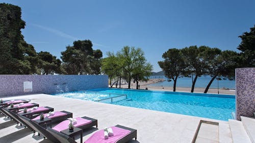 Ilirija Resort - Hotel Kornati - VIP Premium družinsko poletje s polnim penzionom v Biogradu - Posebna akcija, Biograd na Moru, Dalmacija, Hrvaška - 1285 EUR - 5x nočitev v Premium Club sobi za 2 osebi (1 otrok do 12. leta in 1 otrok do 7. leta brezplačno), Polni penzion