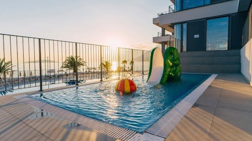 Morenia All Inclusive Resort - All inclusive poletje z animacijo, Podaca, Makarska riviera, Dalmacija, Hrvaška - 1680 EUR - 5x nočitev v Junior suite z balkonom (stran morje) za 2 osebi (2 otroka do 17,99 let brezplačno), Uporaba 3 zunanjih ogrevanih bazenov: infinity, fun in otroški bazen