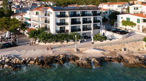 Villa Marello - Družinsko poletje na Makarski rivijeri, Promajna, Makarska rivijera, Dalmacija, Hrvaška - 444 EUR - 2x nočitev v dvoposteljni Deluxe sobi za 2 osebi (1 otrok do 14 let brezplačno), Samopostrežni zajtrk