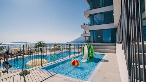 Morenia All Inclusive Resort - All inclusive poletje z animacijo, Podaca, Makarska riviera, Dalmacija, Hrvaška - 1890 EUR - 5x nočitev v Junior suite z balkonom (stran morje) za 2 osebi (2 otroka do 17,99 let brezplačno), Uporaba 3 zunanjih ogrevanih bazenov: infinity, fun in otroški bazen
