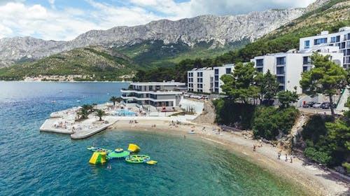 Morenia All Inclusive Resort - All inclusive poletje z animacijo, Podaca, Makarska riviera, Dalmacija, Hrvaška - 2110 EUR - 5x nočitev v Junior suite z balkonom (stran morje) za 2 osebi (2 otroka do 17,99 let brezplačno), Uporaba 3 zunanjih ogrevanih bazenov: infinity, fun in otroški bazen