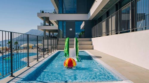 Morenia All Inclusive Resort - All inclusive poletje z animacijo, Podaca, Makarska riviera, Dalmacija, Hrvaška - 2010 EUR - 5x nočitev v Family suite z balkonom (stran morje) za 2 osebi (2 otroka do 17,99 let brezplačno), Uporaba 3 zunanjih ogrevanih bazenov: infinity, fun in otroški bazen