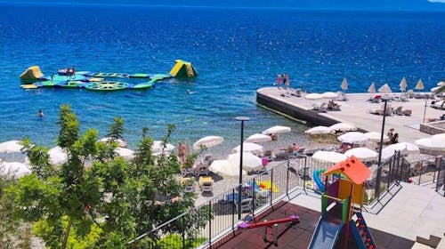 Morenia All Inclusive Resort - All inclusive poletje z animacijo, Podaca, Makarska riviera, Dalmacija, Hrvaška - 2702 EUR - 7x nočitev v Family suite z balkonom (stran morje) za 2 osebi (2 otroka do 17,99 let brezplačno), Uporaba 3 zunanjih ogrevanih bazenov: infinity, fun in otroški bazen