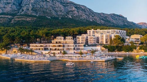 Morenia All Inclusive Resort - All inclusive poletje z animacijo, Podaca, Makarska riviera, Dalmacija, Hrvaška - 3010 EUR - 7x nočitev v Family suite z balkonom (stran morje) za 2 osebi (2 otroka do 17,99 let brezplačno), Uporaba 3 zunanjih ogrevanih bazenov: infinity, fun in otroški bazen