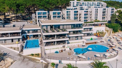 Morenia All Inclusive Resort - All inclusive poletje z animacijo, Podaca, Makarska riviera, Dalmacija, Hrvaška - 3066 EUR - 7x nočitev v Family suite z balkonom (stran morje) za 2 osebi (4 otroci do 17,99 let brezplačno), Uporaba 3 zunanjih ogrevanih bazenov: infinity, fun in otroški bazen