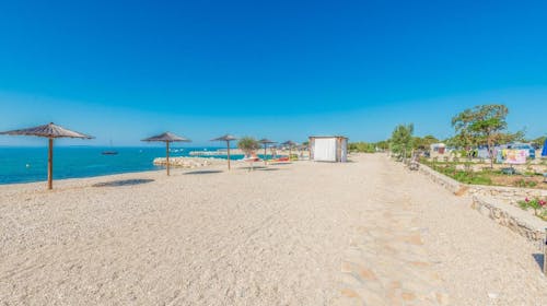 Terra Park Phalaris - Družinsko poletje v popolnem kampu - Pinus Holiday Home z bazenom, Novalja, Pag, Dalmacija, Hrvaška - 3047 EUR - 7x nočitev v Pinus Holiday Home z zasebnim bazenom za do 5 oseb (4 odrasle osebe in 1 otrok do 11,99 let), Uporaba zasebnega ogrevanega bazena