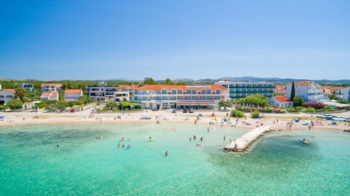 Hotel Duje - Last minute poletje tik ob morju, Vodice, Dalmacija, Hrvaška - 295 EUR - 2x nočitev v dvoposteljni sobi z balkonom in pogledom na morje za 2 osebi, Polpenzion