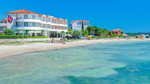 Hotel Duje - Last minute poletje tik ob morju, Vodice, Dalmacija, Hrvaška - 542 EUR - 3x nočitev v dvoposteljni sobi z balkonom in pogledom na morje za 2 osebi, Polpenzion
