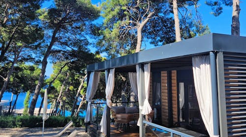 Park Villas by Morenia - Najem Deluxe kamping vile s privatnim bazenom, Podaca, Makarska riviera, Dalmacija, Hrvaška - 538 EUR - 2x nočitev v kamping vili z zasebnim ogrevanim bazenom za do 4 osebe, Uporaba hotelskih zunanjih ogrevanih bazenov