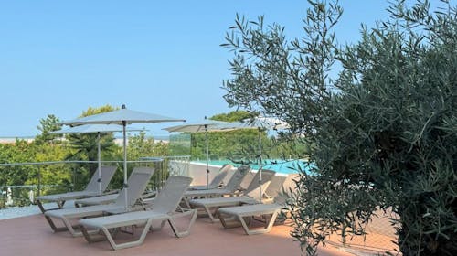 Hotel Omorika - Družinsko poletje s polnim penzionom, Crikvenica, Hrvaška - 1089 EUR - 3x nočitev v dvoposteljni Superior sobi z balkonom in dvemi dodatnimi ležišči (morska stran) za 2 osebi (2 otroka do 11,99 let brezplačno), Poln penzion