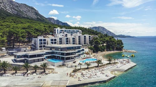 Park Villas by Morenia - Najem Deluxe kamping vile s privatnim bazenom, Podaca, Makarska riviera, Dalmacija, Hrvaška - 1565 EUR - 5x nočitev v kamping vili z zasebnim ogrevanim bazenom za do 6 oseb (max. 4 odrasle osebe in 2 otroka do 11,99 let), Uporaba hotelskih zunanjih ogrevanih bazenov