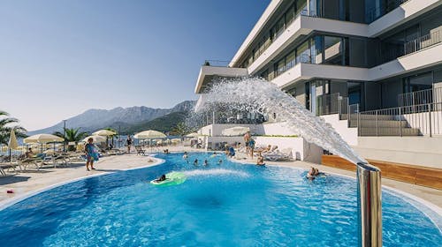 Park Villas by Morenia - Najem Deluxe kamping vile s privatnim bazenom, Podaca, Makarska riviera, Dalmacija, Hrvaška - 1715 EUR - 5x nočitev v kamping vili z zasebnim ogrevanim bazenom za do 4 osebe, Uporaba hotelskih zunanjih ogrevanih bazenov
