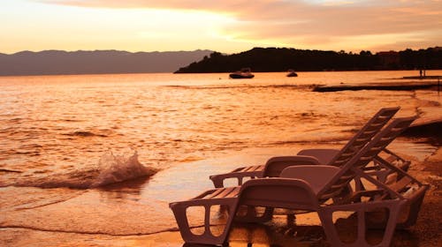 Penzion Delfin - Družinsko poletje na Krku - Akcijska ponudba, Omišalj, otok Krk, Hrvaška - 465 EUR - 3x nočitev v Standard sobi za 2 osebi (2 otroka do 11,99 let brezplačno), Polpenzion (samopostrežni zajtrk in večerja)