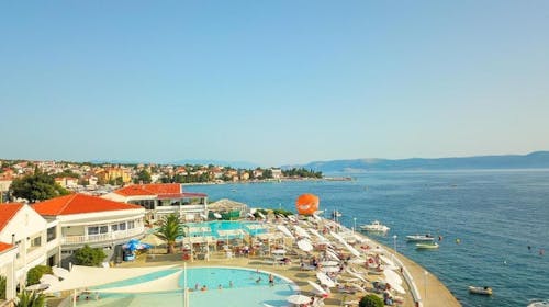 Hotel Katarina - Last minute poletje za velike družine v Selcah, Selce, Hrvaška - 1139 EUR - 3x nočitev v Superior družinski sobi s francoskim balkonom (2 povezani sobi) za 2 osebi (4 otroci do 11,99 let brezplačno), Polpenzion