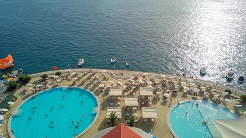 Hotel Katarina - Last minute poletje za velike družine v Selcah, Selce, Hrvaška - 1709 EUR - 5x nočitev v Superior družinski sobi s francoskim balkonom (2 povezani sobi) za 2 osebi (4 otroci do 11,99 let brezplačno), Polpenzion