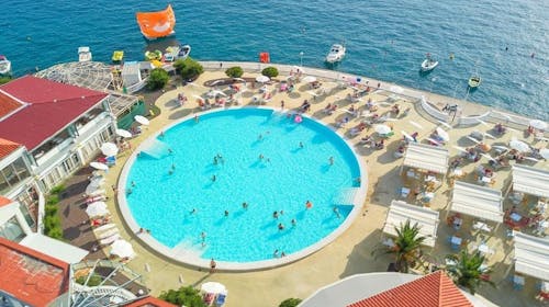 Hotel Katarina - Last minute poletje za velike družine v Selcah, Selce, Hrvaška - 2389 EUR - 7x nočitev v Superior družinski sobi s francoskim balkonom (2 povezani sobi) za 2 osebi (4 otroci do 11,99 let brezplačno), Polpenzion