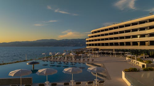 Grand Hotel View - Romantično poletje na Braču, Otok Brač, Dalmacija, Hrvaška - 1415 EUR - 5x nočitev v dvoposteljni Superior sobi z balkonom (stranski pogled na morje) za 2 osebi, Polpenzion
